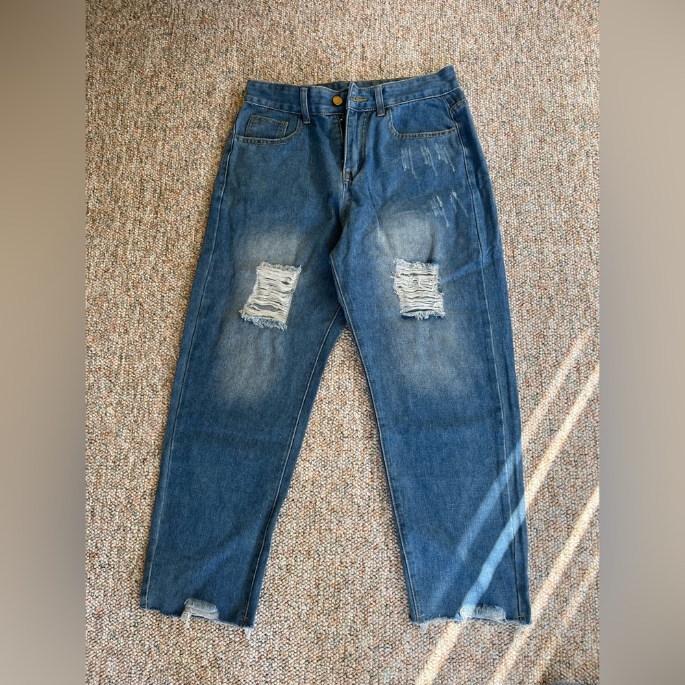 Boyfriend cropped distressed jean. Size S but it’s a large 6.